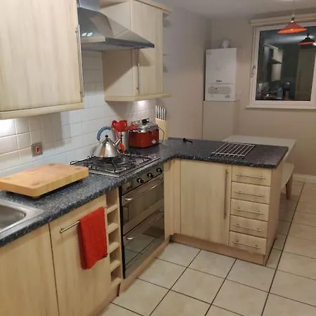 Next To The Palace And Royal Mile With Parking