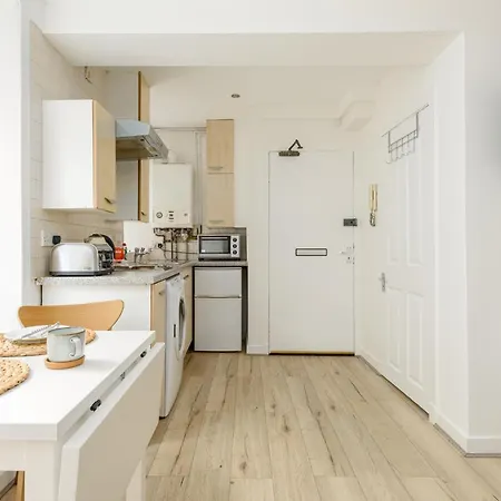 Near Usher Hall & Castle * Edinburgh