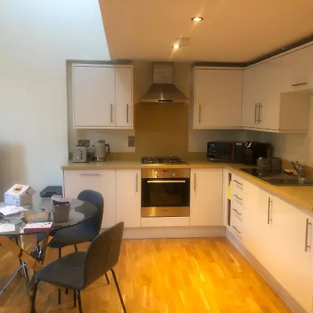 Private Parking 2 Bed 2 Bath Apartment Edinburgh