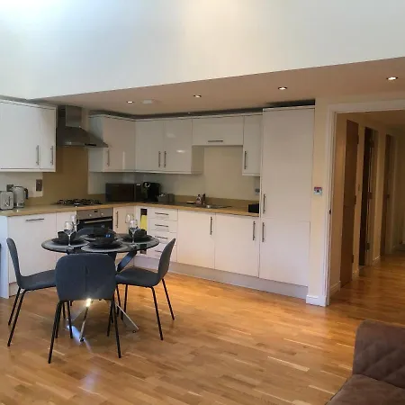 Apartment Private Parking 2 Bed 2 Bath Edinburgh