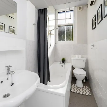 2 Bedroom Centre - Royal Mile - Castle & Waverley Train Station - Sleeps 4 Lägenhet