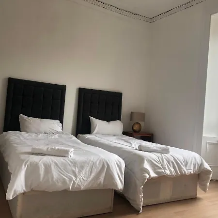 Desirable By The Centre Apartament