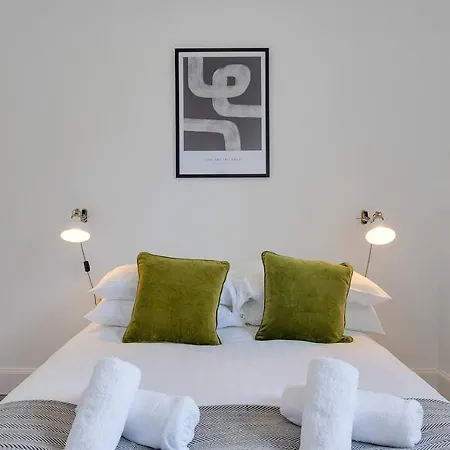 Centre 2 Bedroom Main Door アパート