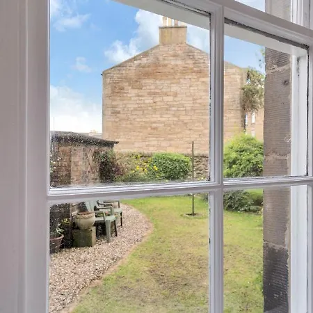 Centre 2 Bedroom Main Door アパート