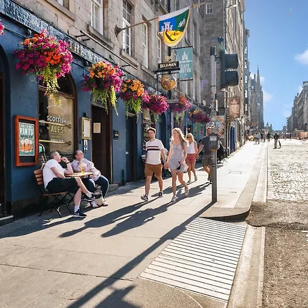 2 Bedroom Centre - Royal Mile - Castle & Waverley Train Station - Sleeps 4 Lägenhet *