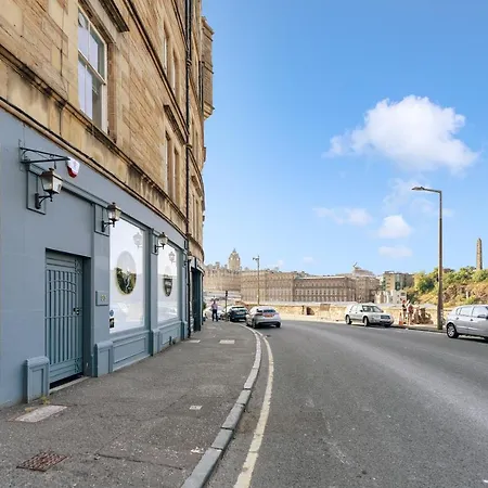 2 Bedroom Centre - Royal Mile - Castle & Waverley Train Station - Sleeps 4 *
