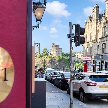 2 Bedroom Centre - Royal Mile - Castle & Waverley Train Station - Sleeps 4 Lägenhet *