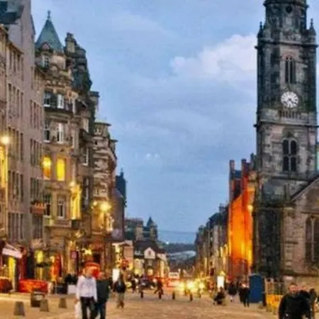 *amazing Location!*in Heart Of The City. 2br & Cot Daire