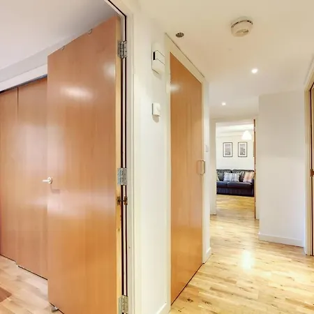 *amazing Location!*in Heart Of The City. 2br & Cot