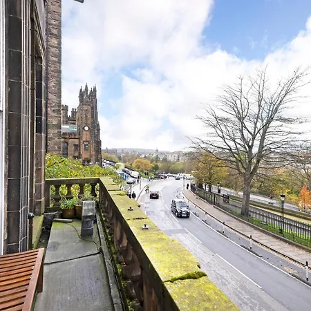 Joivy Chic 2br With Views At The Heart Of Old Town Appartement