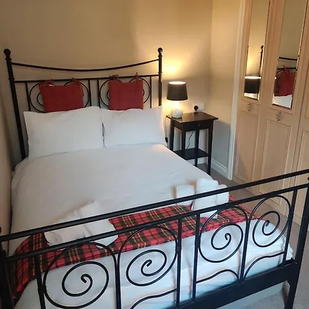 Next To The Palace And Royal Mile With Parking