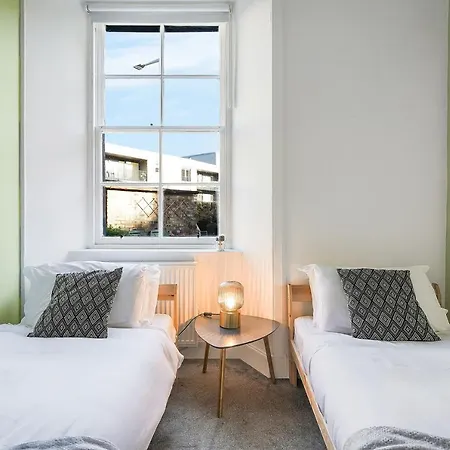 Centre 2 Bedroom Main Door アパート