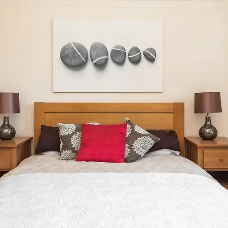 Abercorn Semi-detached House 펜션 *