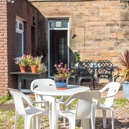 Abercorn Semi-detached House 펜션 *