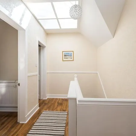 Abercorn Semi-detached House 펜션 *