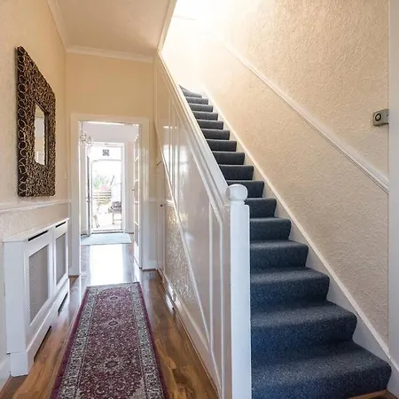펜션 Abercorn Semi-detached House 에든버러