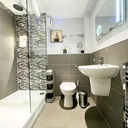 Modern 3 Bedroom Apartment, West End דירה *