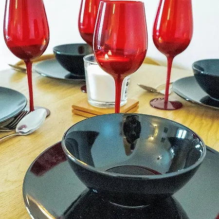 Modern 1br Flat - Free Parking + Lift