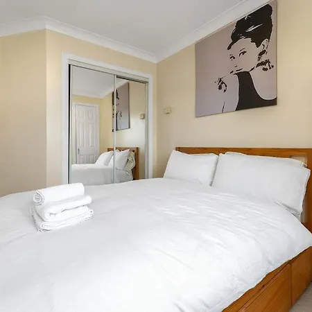 Modern 1br Flat - Free Parking + Lift 公寓