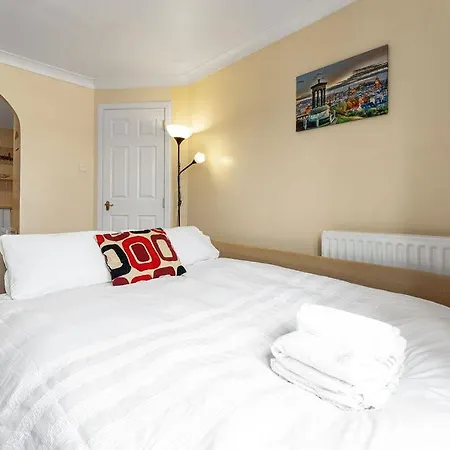 Modern 1br Flat - Free Parking + Lift * إدنبرة