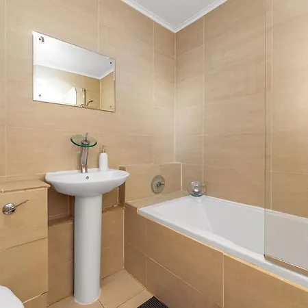 Modern 1br Flat - Free Parking + Lift