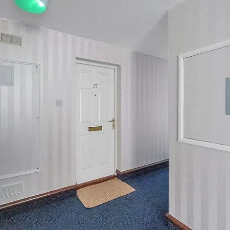 Modern 1br Flat - Free Parking + Lift