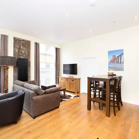 Joivy 1 Bed Flat In Old Town, Next To St Giles Cathedral *