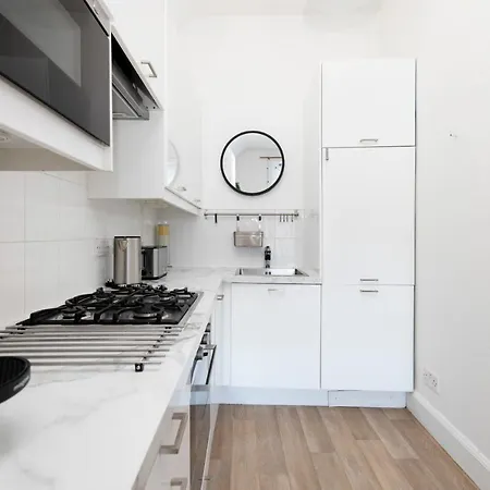 Joivy Bright And Modern Flat With Desk Edynburg