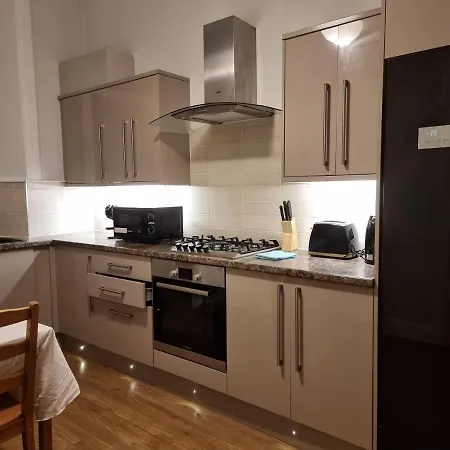 Bright 3 Bedroom Apartment Edinburgh