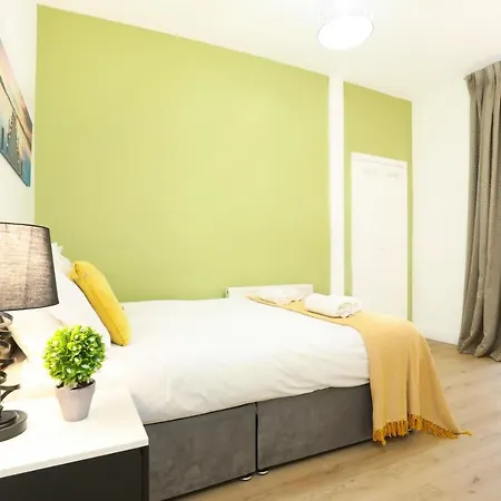 Stunning Modern 3 Bedroom *