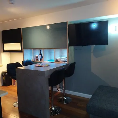 Lovely 2 Bedroom B-listed Converted Whisky Bond Lägenhet *