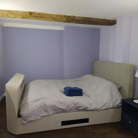 Lovely 2 Bedroom B-listed Converted Whisky Bond Edinburg