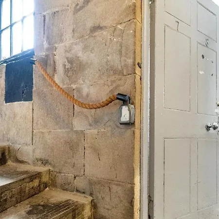 Unique 2 Bedroom Castle - Near Castle & Royal Mile