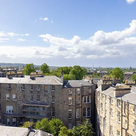 Joivy Beautiful Penthouse With Terrace & Jacuzzi אדינבורו