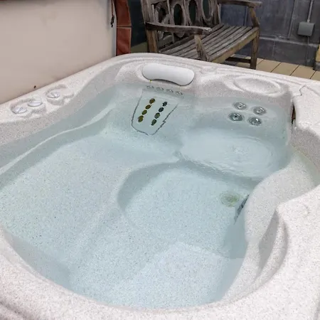 Joivy Beautiful Penthouse With Terrace & Jacuzzi 爱丁堡