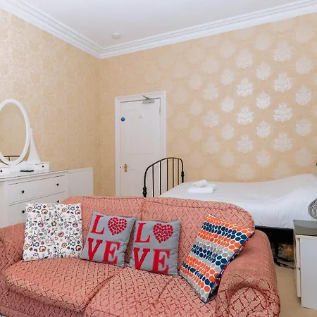 Spacious 4 Bedroom Near The Meadowsold Town