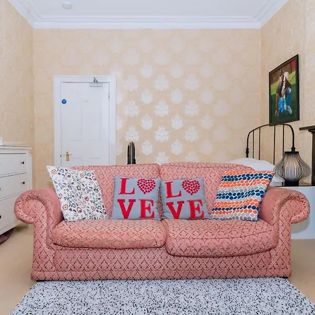 Spacious 4 Bedroom Near The Meadowsold Town