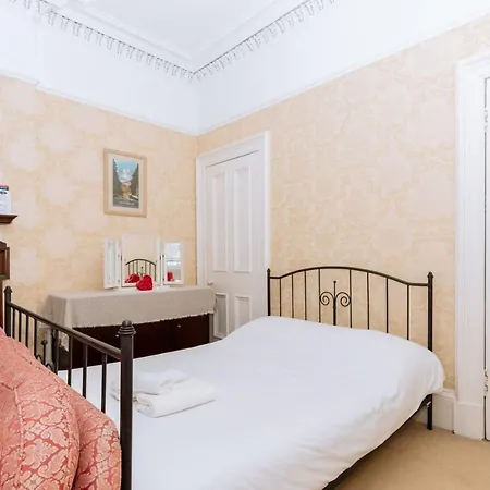 Spacious 4 Bedroom Near The Meadowsold Town Apartment *