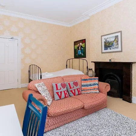 Spacious 4 Bedroom Near The Meadowsold Town Edinburgh