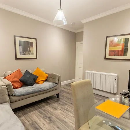 Two Bedroom Within Walking Distance To Centre شقة *