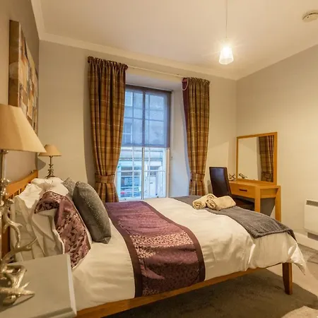Two Bedroom Within Walking Distance To Centre *