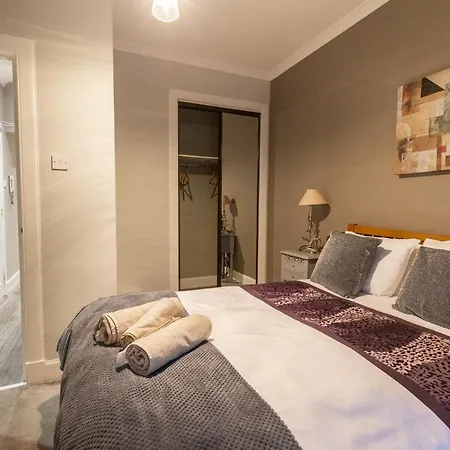 Two Bedroom Within Walking Distance To Centre * إدنبرة