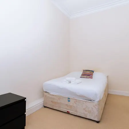 Spacious 4 Bedroom Near The Meadowsold Town *