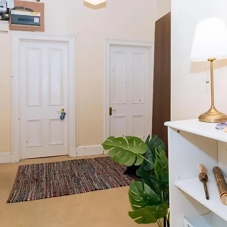 Spacious 4 Bedroom Near The Meadowsold Town Apartment *