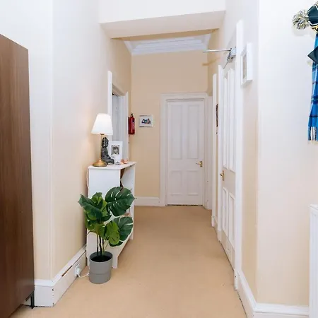 Apartment Spacious 4 Bedroom Near The Meadowsold Town