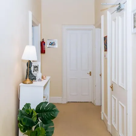 Spacious 4 Bedroom Near The Meadowsold Town Edinburgh