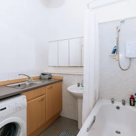 Spacious 4 Bedroom Near The Meadowsold Town *