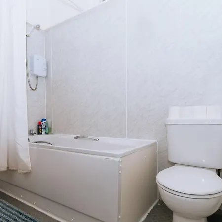 Spacious 4 Bedroom Near The Meadowsold Town Apartment