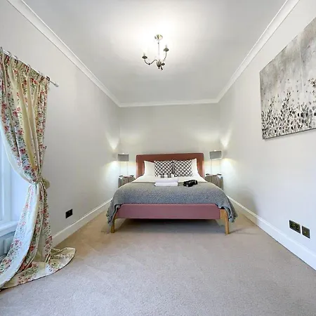 Sophisticated 3br With Garden, Quiet New Town Lane Daire