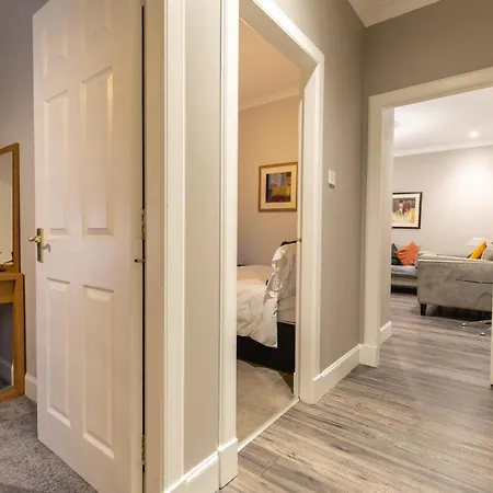 Two Bedroom Within Walking Distance To Centre * إدنبرة